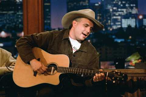Chart Rewind: In 1995, Garth Brooks Waltzed ‘Every Woman’ to No. 1