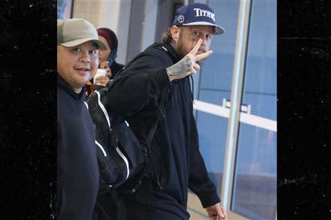 Jelly Roll Shows Off Epic 200lb Weight Loss After Landing In Sydney