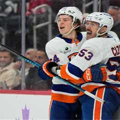 Islanders demolish Red Wings to close out dominant road trip in style