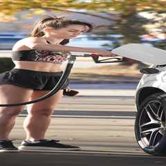 Jordon Hudson bares her abs in $100K Mercedes as Bill Belichick’s UNC season mercifully comes to an ..