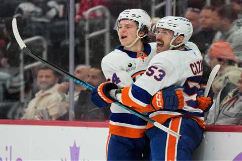 Islanders demolish Red Wings to close out dominant road trip in style