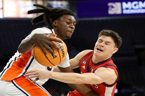 St. John’s Dylan Darling plays limited minutes due to hamstring injury