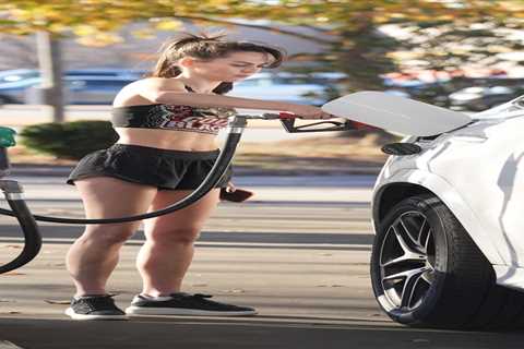 Jordon Hudson bares her abs in $100K Mercedes as Bill Belichick’s UNC season mercifully comes to an ..