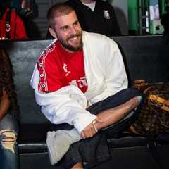 Justin Bieber Delivers Impromptu A Cappella Performance While Visiting ‘Baby’ Bowling Alley: Watch