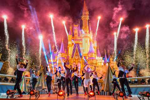 How to Watch Gwen Stefani, Bebe Rexha & More Perform Live at Disney’s 2025 Holiday Spectacular