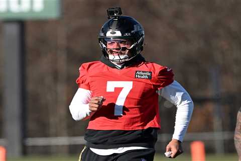 Justin Fields’ Jets season takes another miserable turn with sudden injury