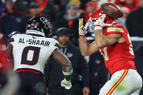 Travis Kelce looks gutted on sideline after costly drop in Chiefs loss