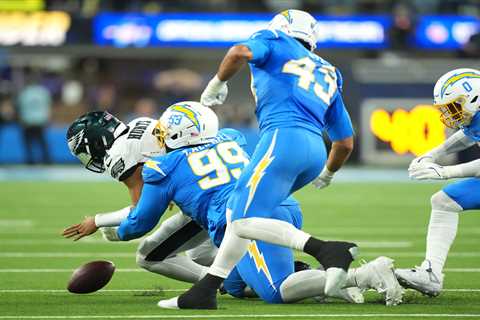 Jalen Hurts commits rare double-turnover during wild play in gaffe-filled Eagles-Chargers game
