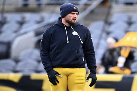 T.J. Watt hospitalized with lung issue suffered during Steelers treatment