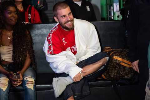 Justin Bieber Delivers Impromptu A Cappella Performance While Visiting ‘Baby’ Bowling Alley: Watch