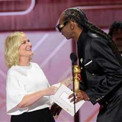 Snoop Dogg Presents Amy Poehler With Inaugural Best Podcast Award at 2026 Golden Globes: ‘This Is..