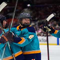 Sirens end Montreal’s win streak for victory in front of record crowd of 17,000 for women’s hockey