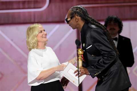 Snoop Dogg Presents Amy Poehler With Inaugural Best Podcast Award at 2026 Golden Globes: ‘This Is..