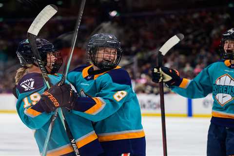 Sirens end Montreal’s win streak for victory in front of record crowd of 17,000 for women’s hockey