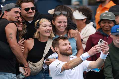 Australian Open odds, picks: Carlos Alcaraz vs. Corentin Moutet best bet Thursday