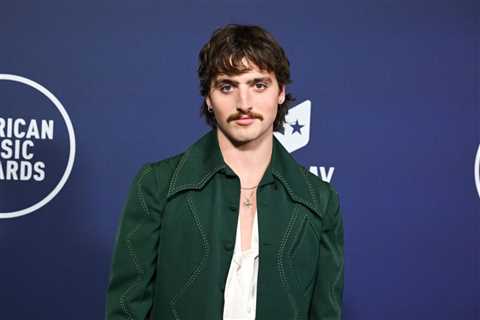 Here’s What Benson Boone Really Thinks About Those Harry Styles Memes & Backflipping With..