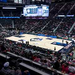Dan Hurley furious with UConn fans’ lacking energy: ‘Needs to be a madhouse’
