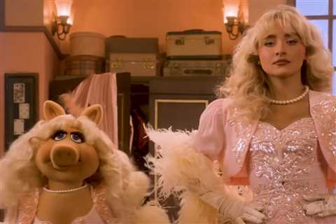 Miss Piggy Addresses Whether She & Sabrina Carpenter Have ‘Made Up’ After Concert Arrest