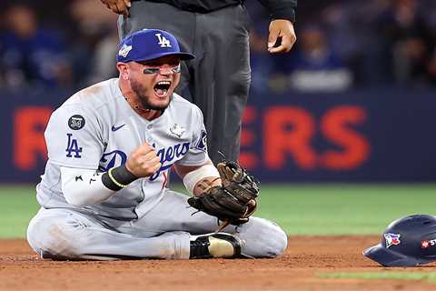 Dodgers’ Miguel Rojas returns on a $5.5 million free-agent deal