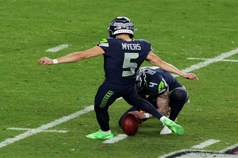 Seahawks kicker Jason Myers kisses wife after 17-point effort in Super Bowl 2026 win