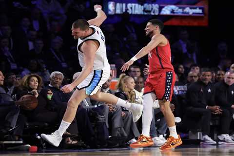 NBA All-Star helps save Barack Obama from gnarly Nikola Jokic collision