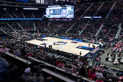 Dan Hurley furious with UConn fans’ lacking energy: ‘Needs to be a madhouse’