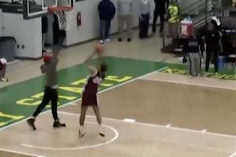 Fan runs onto court to stop shot attempt in wild college basketball scene