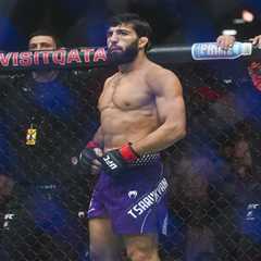 UFC star Arman Tsarukyan punches opponent after Real American Freestyle wrestling match in wild..