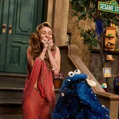 Miley Cyrus Gets a ‘Cookie Flower’ From Cookie Monster on ‘Sesame Street’: ‘Me Know That You Can..