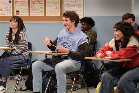 Connor Storrie Wore This $49 Mall Brand T-Shirt on ‘Saturday Night Live’