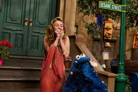 Miley Cyrus Gets a ‘Cookie Flower’ From Cookie Monster on ‘Sesame Street’: ‘Me Know That You Can..