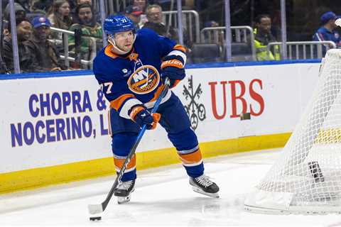 Tony DeAngelo to miss 1-2 weeks in Islanders crusher during playoff push