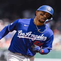 Mookie Betts leaves Dodgers game early with right lower back pain