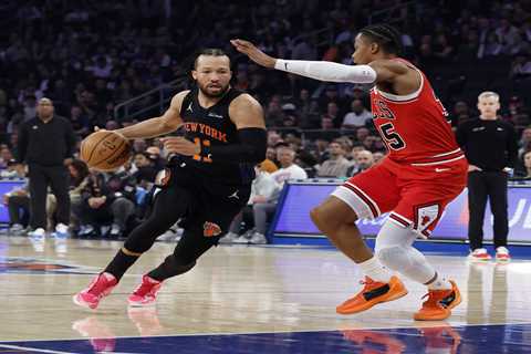 Knicks crush lowly Bulls to clinch third consecutive 50-win season