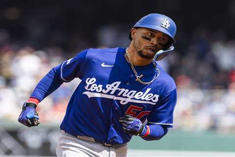 Mookie Betts leaves Dodgers game early with right lower back pain