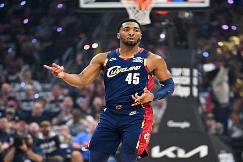 Donovan Mitchell powers Cavaliers past Raptors to take early series lead