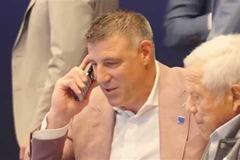 Mike Vrabel Says He's 'Doing Great' In Chat With Patriots' Draft Pick