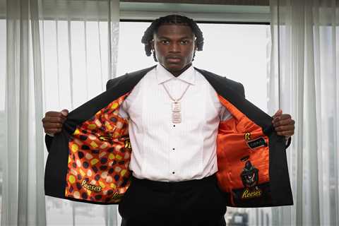 Newest Giant Arvell Reese impresses in fitting Reese’s collab suit for 2026 NFL Draft