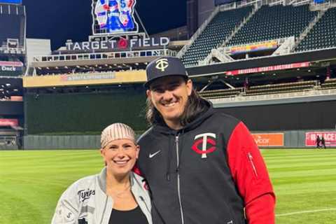 Twins pitcher’s wife battled Hodgkin’s lymphoma during pregnancy