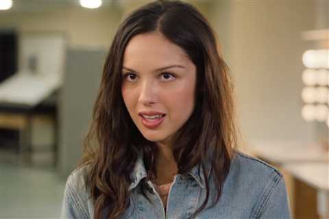 Olivia Rodrigo Becomes ‘Glorified Assistant’ to 30 Rock’s Own Miranda Priestly Ahead of Hosting..
