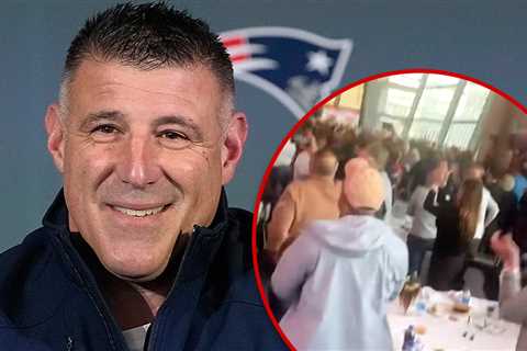 Mike Vrabel Gets Standing Ovation From Patriots Fans