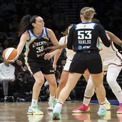 Breanna Stewart leads Liberty’s opening night shellacking of Sun