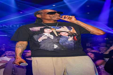 Snoop Dogg hits stage in hilarious Shohei Ohtani, Yoshinobu Yamamoto shirt