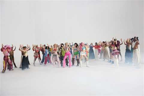 Go Behind The Scenes on LE SSERAFIM ‘BOOMPALA’ Video Shoot