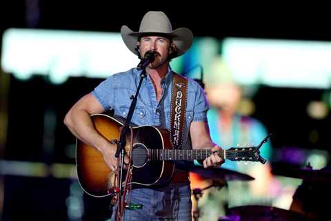 Riley Green Leads a Night Honoring the ACM’s Lifting Lives With Lauren Alaina, Randy Houser & More: ..
