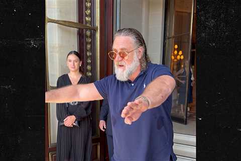 Russell Crowe Warns Autograph Seekers To Behave Outside Paris Hotel