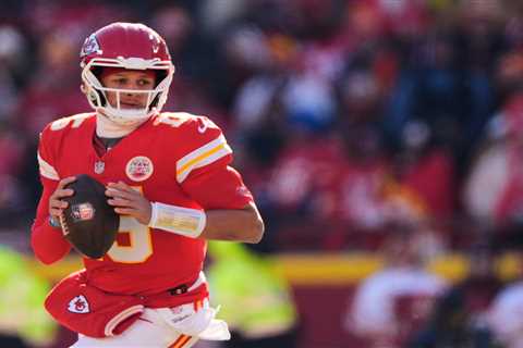Patrick Mahomes shockingly on field for OTAs after tearing ACL, LCL five months ago
