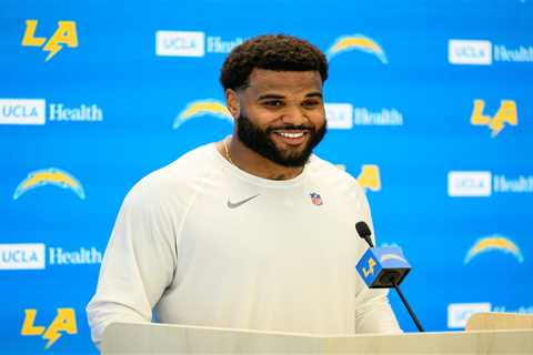 Chargers, first-round draft pick Akheem Mesidor agree on contract