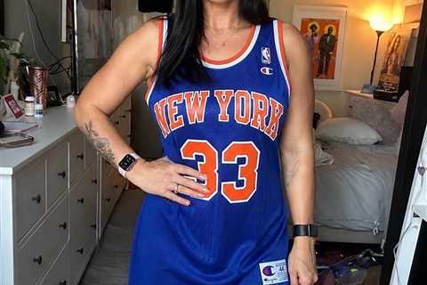 OnlyFans model who makes $36K/month twerks in Patrick Ewing jersey gifted by Knicks superfan: ‘He..