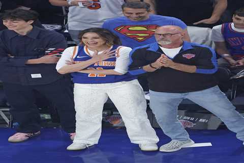 Derek Jeter, Eli Manning join Timothee Chalamet to lead elite-level celebrity row for Knicks-Spurs..